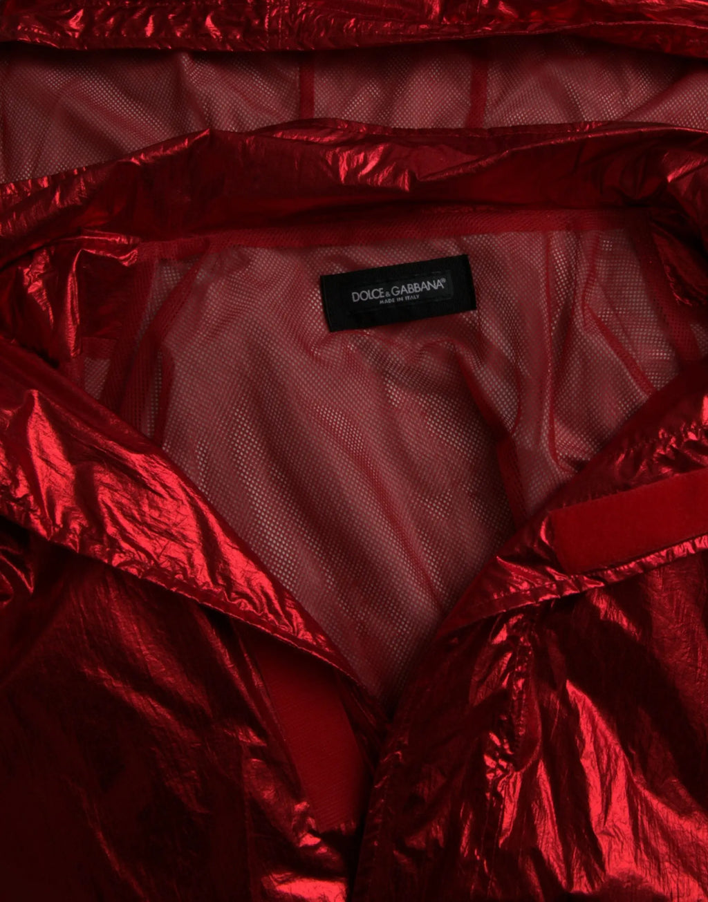 Veste rouge métallique brillante en nylon dolce gabbana avec capuche et étiquette dans le col