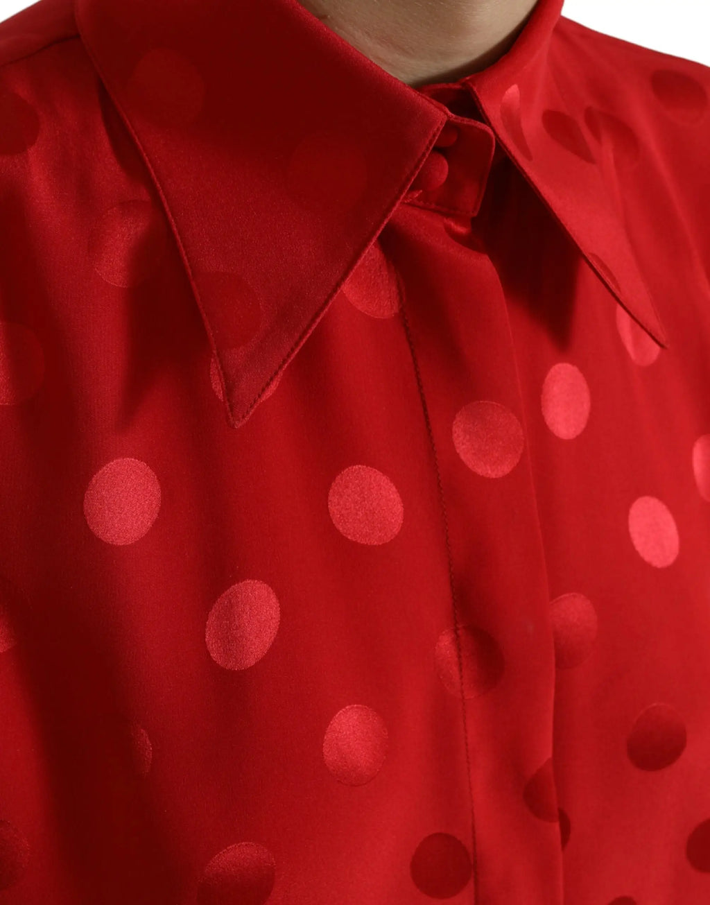 Blouse rouge en satin dolce gabbana à col classique avec pois brillants en nuances de rose légèrement en relief