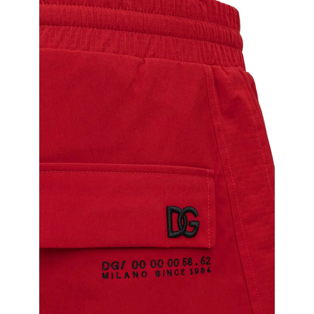 Pantalon de sport dolce & gabbana rouge en polyamide avec logo dg brodé noir et texte milano since 1984 sur la poche avant
