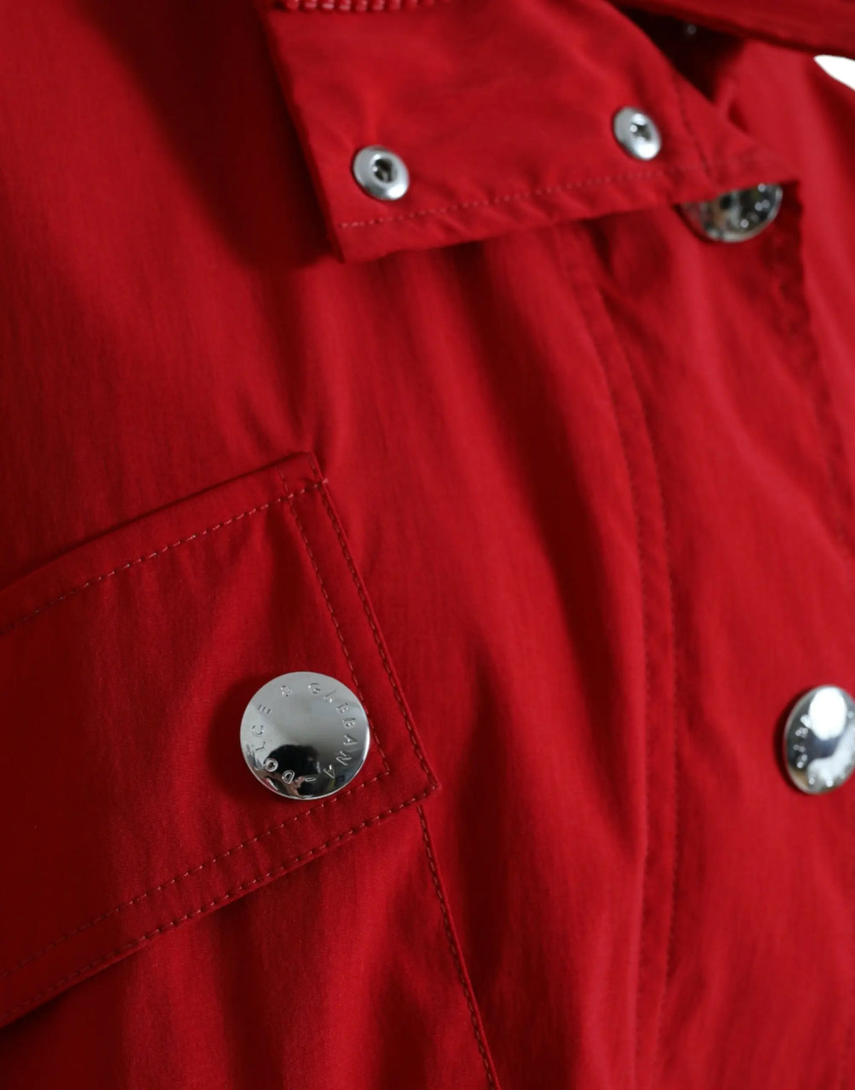 Manteau de pluie rouge dolce & gabbana en polyester avec capuche et boutons argentés gravés de la marque