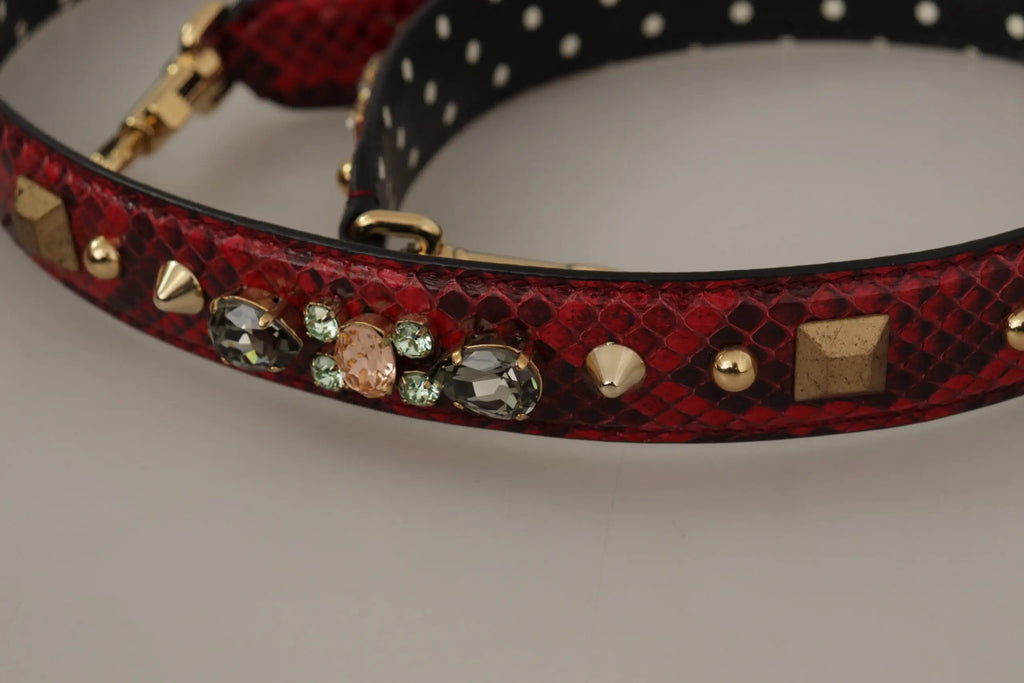 Dolce & Gabbana lanière d’épaule réversible en cuir python rouge ornée de clous dorés et de pierres multicolores