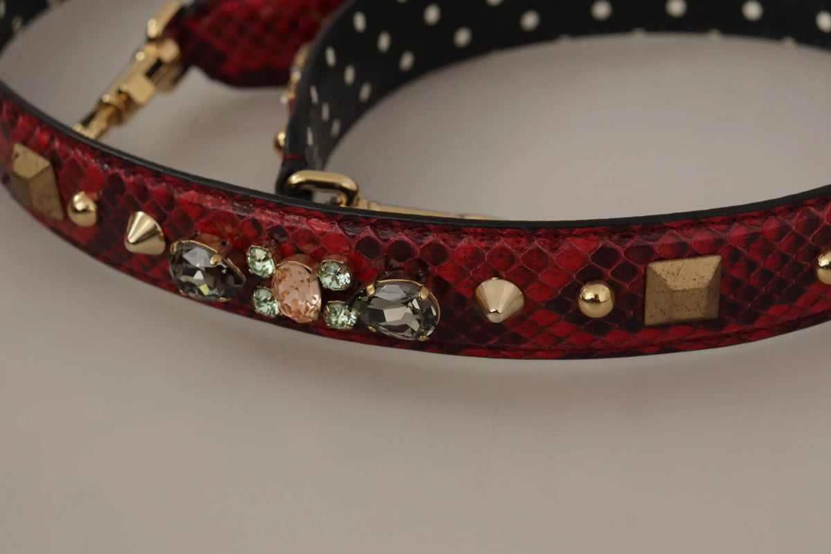 Dolce & Gabbana lanière d’épaule réversible en cuir python rouge ornée de clous dorés et de pierres multicolores