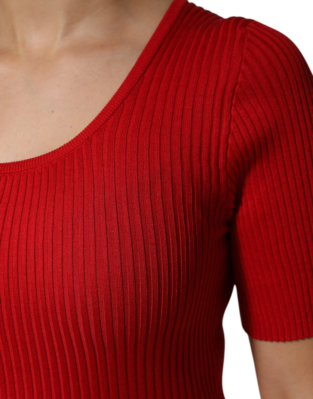 Pullover dolce & gabbana rouge en maille côtelée avec manches courtes et encolure carrée