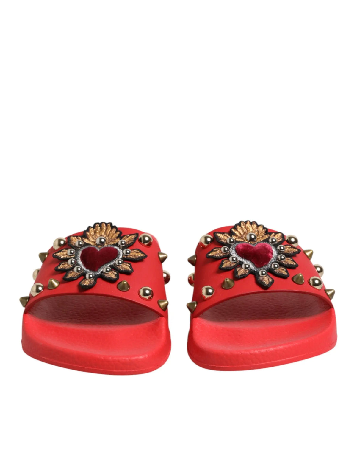 Mules rouges gucci avec cœur brodé orné de pointes dorées et embellissements métalliques pour la plage