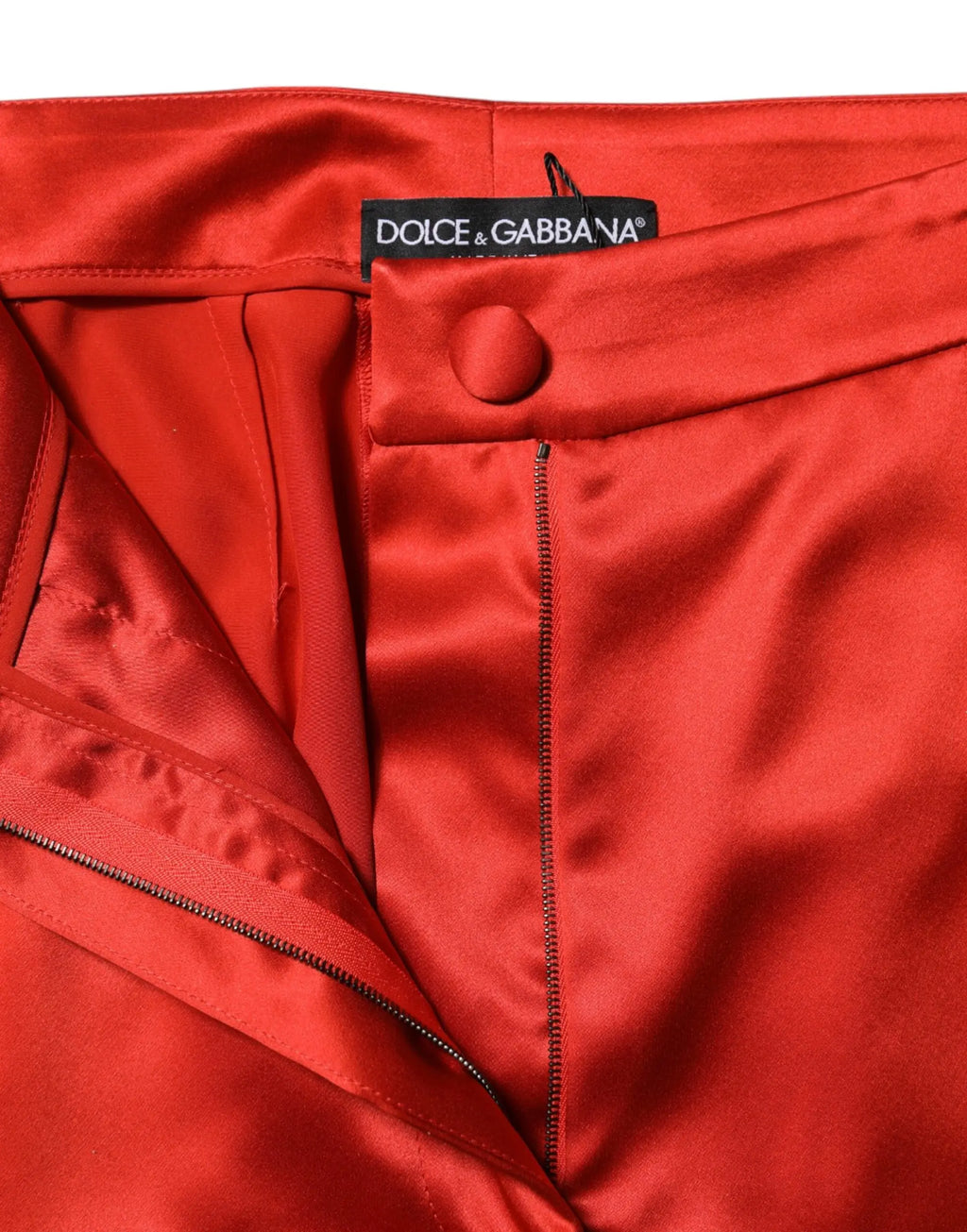 Pantalon large taille haute en satin rouge vif avec finition brillante et étiquette dolce & gabbana à la taille