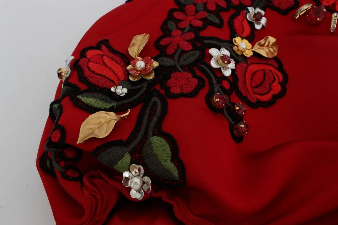 Shorts dolce & gabbana en soie rouge avec broderies florales noires vertes et or perles et pierres rouges