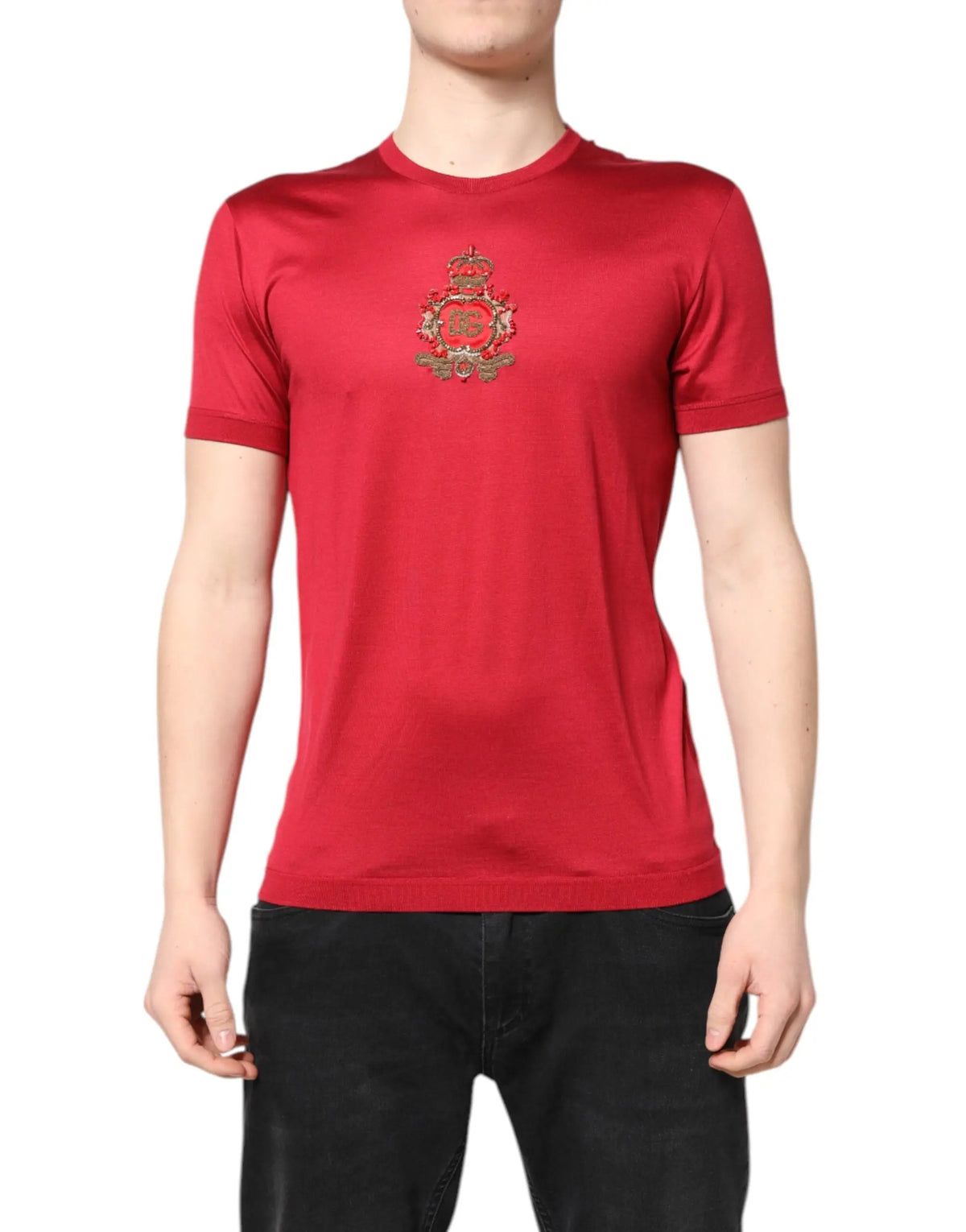 T-shirt rouge dolce et gabbana en soie avec logo DG couronne brodé en or et rouge sur la poitrine