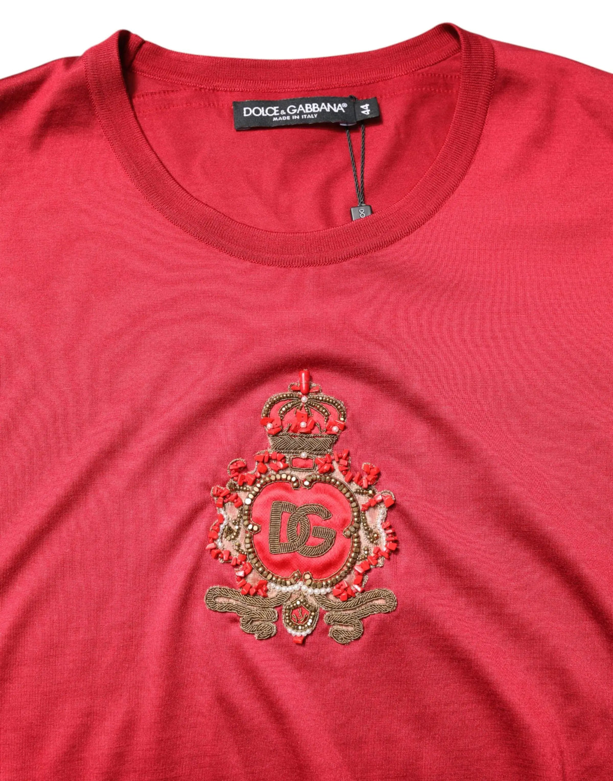 T-shirt rouge dolce gabbana en soie avec logo couronne dg et écusson brodé or et rouge manches courtes