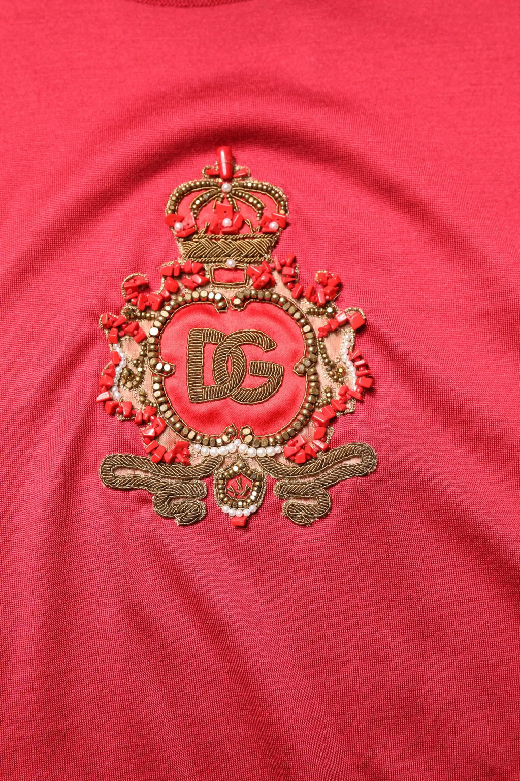 Dolce & gabbana t-shirt rouge en soie avec logo dg couronne brodé en fil doré et perles rouges
