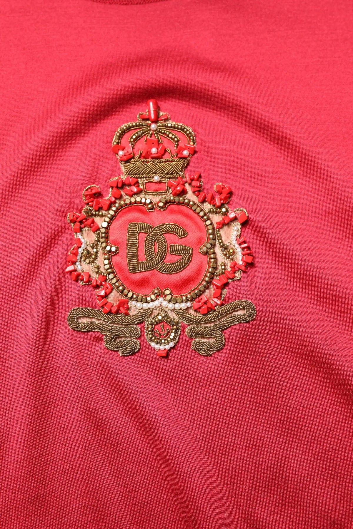 Dolce & gabbana t-shirt rouge en soie avec logo dg couronne brodé en fil doré et perles rouges