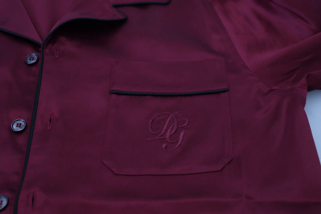 Dolce & gabbana top de pyjama rouge en satin avec monogramme brodé subtil et bordure noire