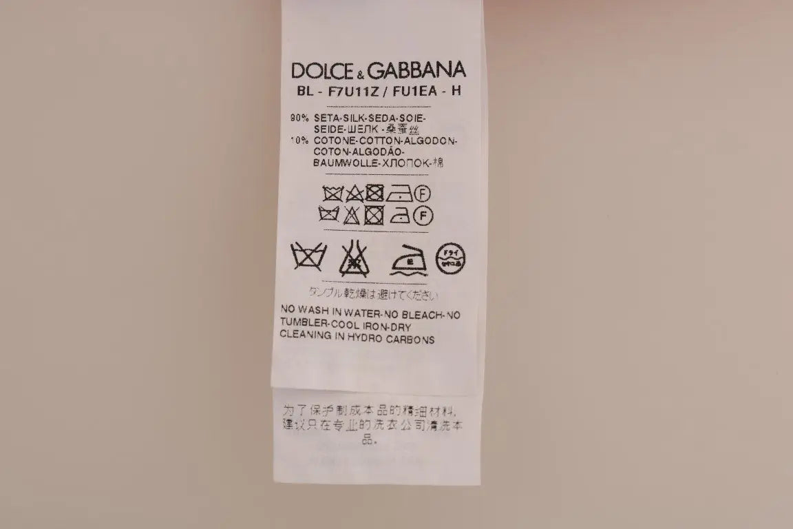 Étiquette d’entretien blanche dolce & gabbana avec texte noir au dos du top en soie rouge vase orange en cristal