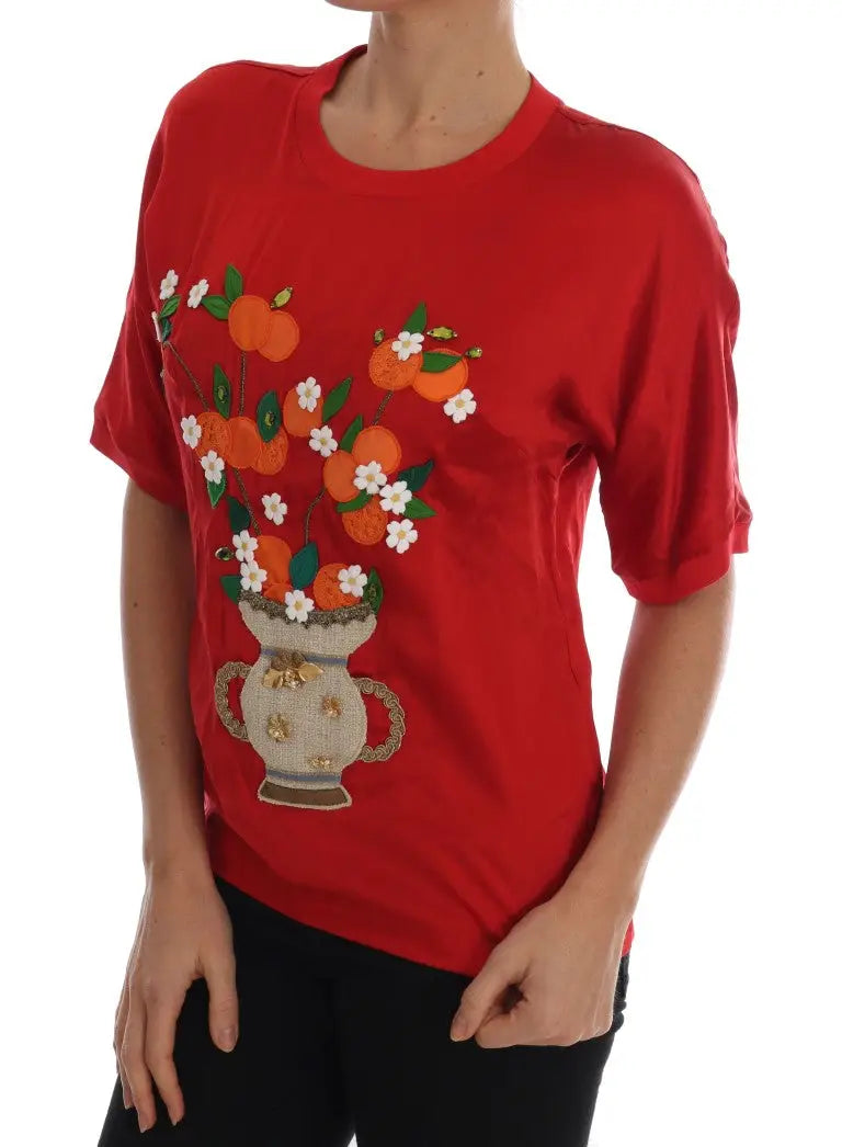 T-shirt rouge en soie dolce & gabbana avec broderie florale doran̦es et fleurs blanches dans un vase cristal