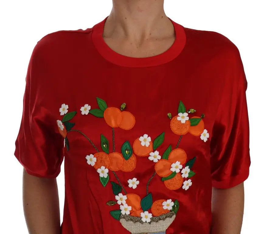 T-shirt en satin rouge Dolce & Gabbana avec broderie d’oranges et fleurs blanches dans un panier tissé