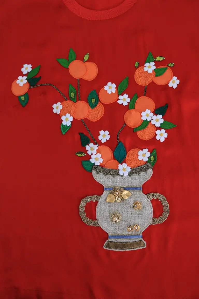 T-shirt rouge dolce & gabbana en soie avec broderie vase orné beige et bleu débordant de fruits orange et fleurs blanches