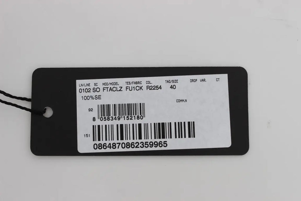 Étiquette rectangulaire noire avec étiquette blanche affichant les informations produit et code-barres pour short sicily rouge en soie dolce & gabbana