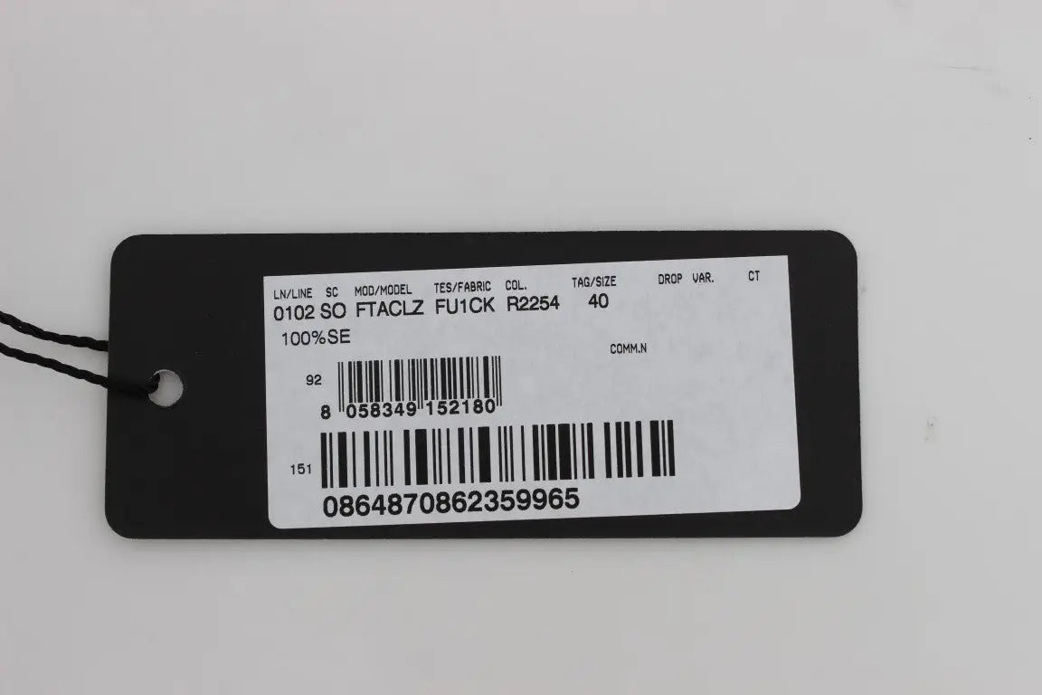 Étiquette rectangulaire noire avec étiquette blanche affichant les informations produit et code-barres pour short sicily rouge en soie dolce & gabbana