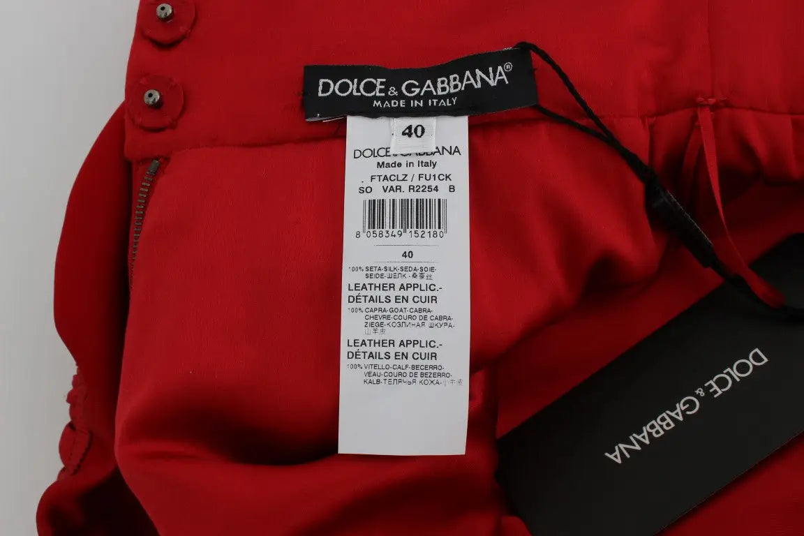 Pantalon rouge dolce & gabbana en soie avec appliqués en cuir et boutons argentés fabriqué en italie