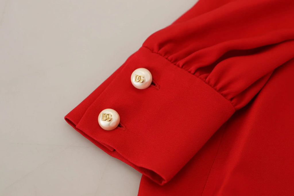 Robe rouge dolce gabbana en soie avec chemisier orné de boutons nacrés et logo dg doré