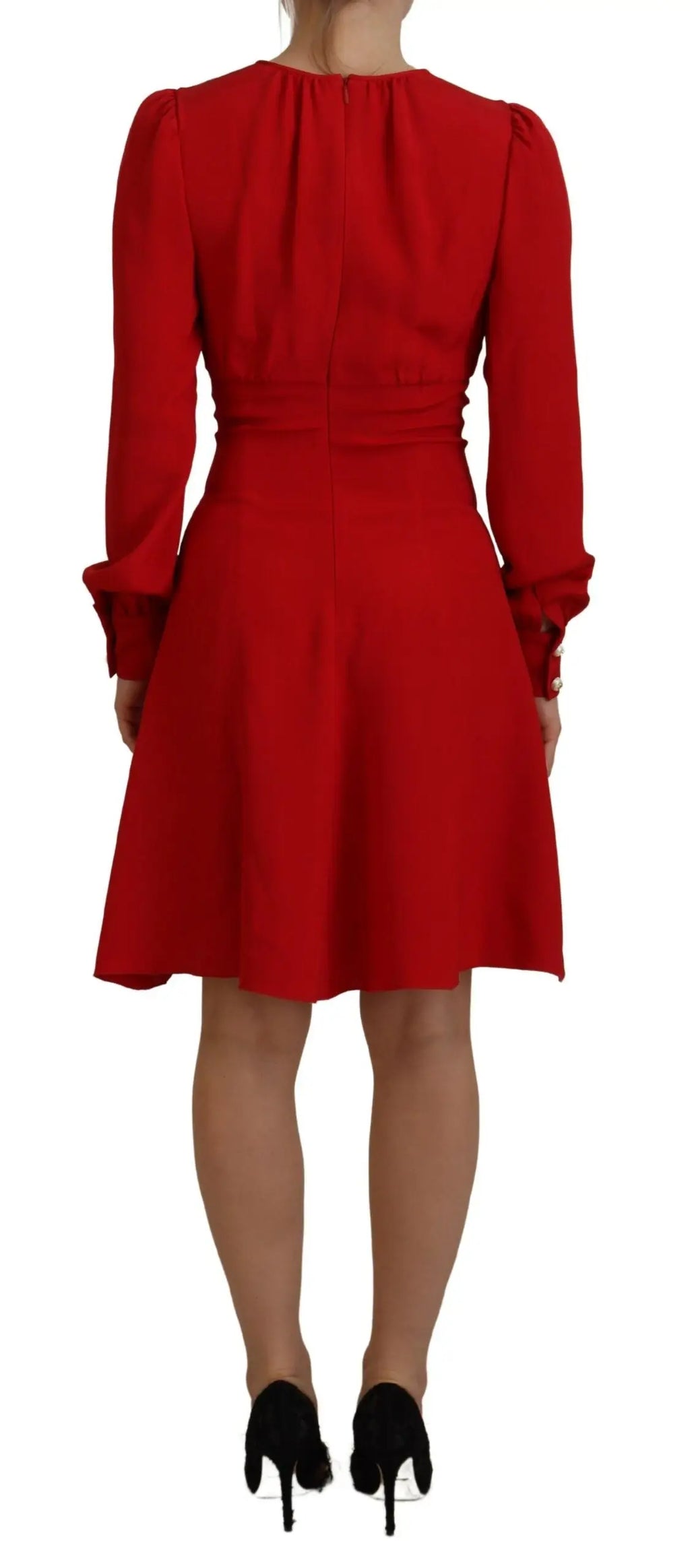 Robe rouge dolce & gabbana en soie à manches longues coupe trapèze avec taille cintrée et jupe évasée au genou