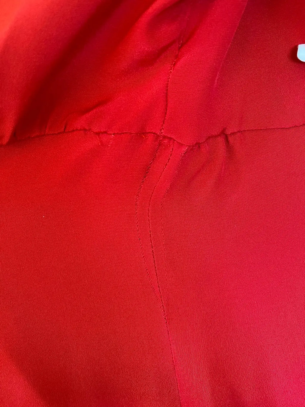 Robe fourreau rouge en satin de soie dolce & gabbana avec finition brillante et coutures visibles