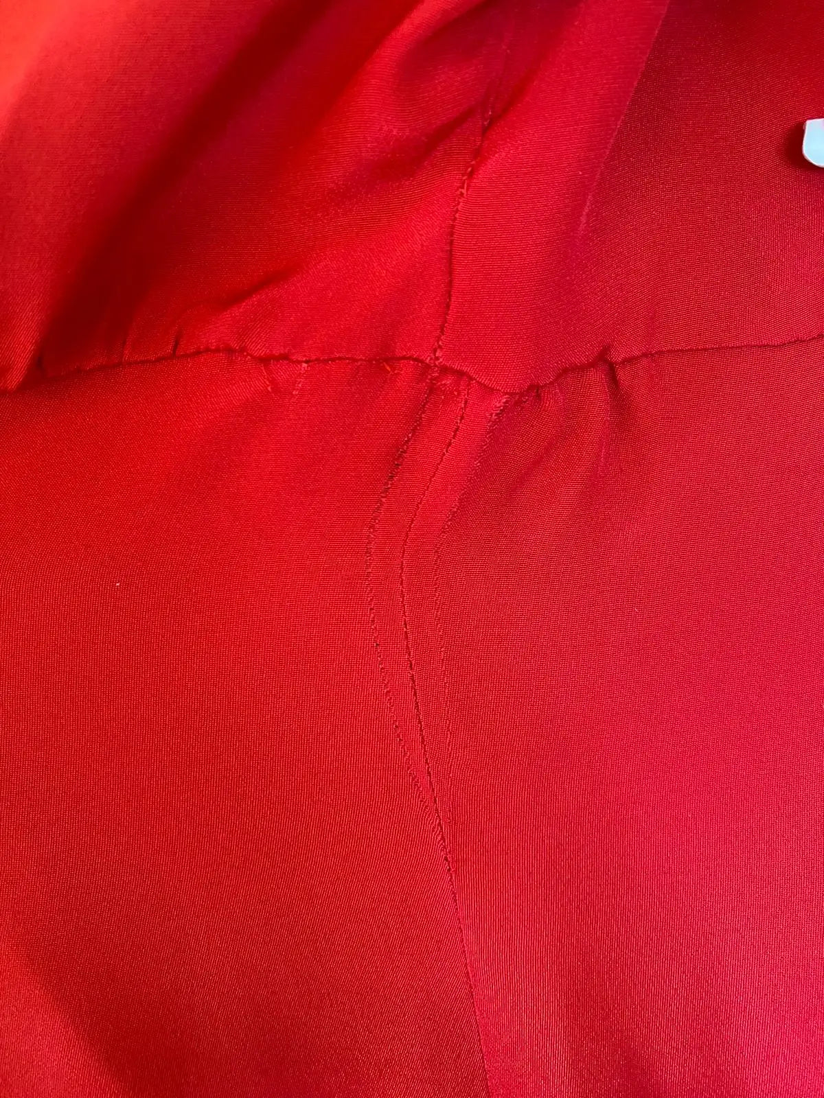 Robe fourreau rouge en satin de soie dolce & gabbana avec finition brillante et coutures visibles