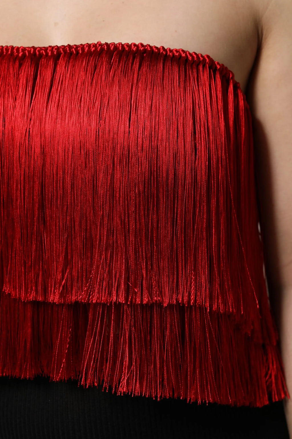 Dolce & gabbana top bustier rouge en satin avec deux couches de franges fines et brillantes en soie