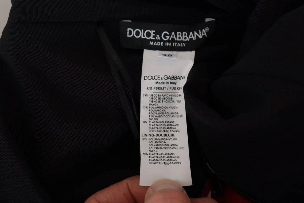 Étiquette noire dolce & gabbana avec détail blanc du tissu et taille sur robe rouge moulante midi sweetheart
