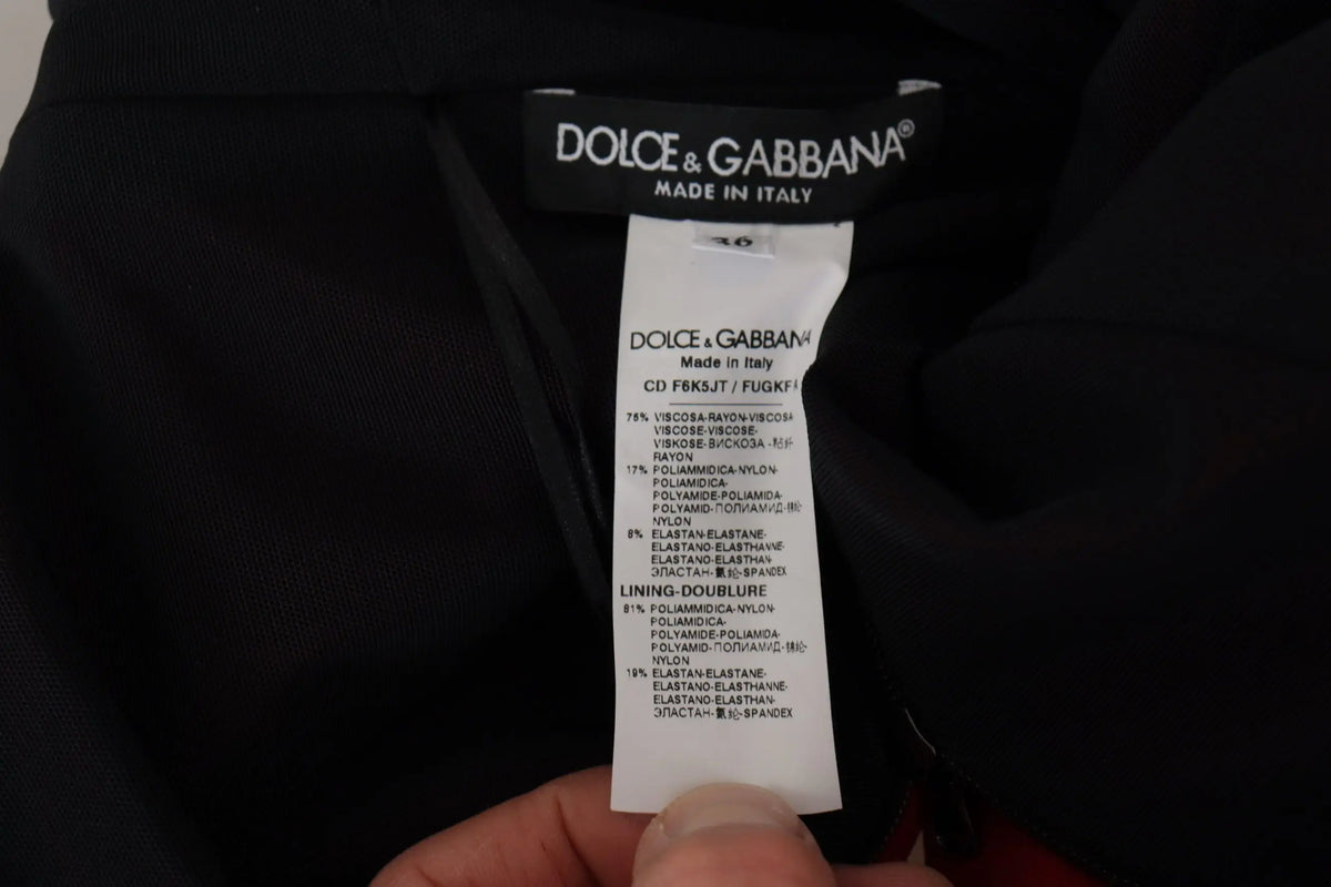 Étiquette noire dolce & gabbana avec détail blanc du tissu et taille sur robe rouge moulante midi sweetheart