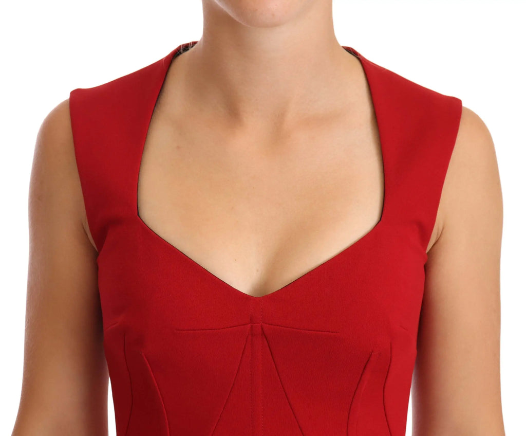 Robe midi stretch rouge dolce & gabbana sans manches avec encolure carrée structurée et détails plissés subtils