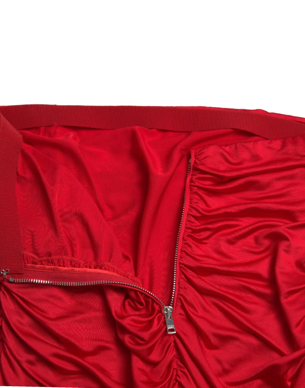 Veste rouge en satin dolce & gabbana avec fermeture éclair argentée et bord-côtes, associée à une jupe plissée haute taille en viscose