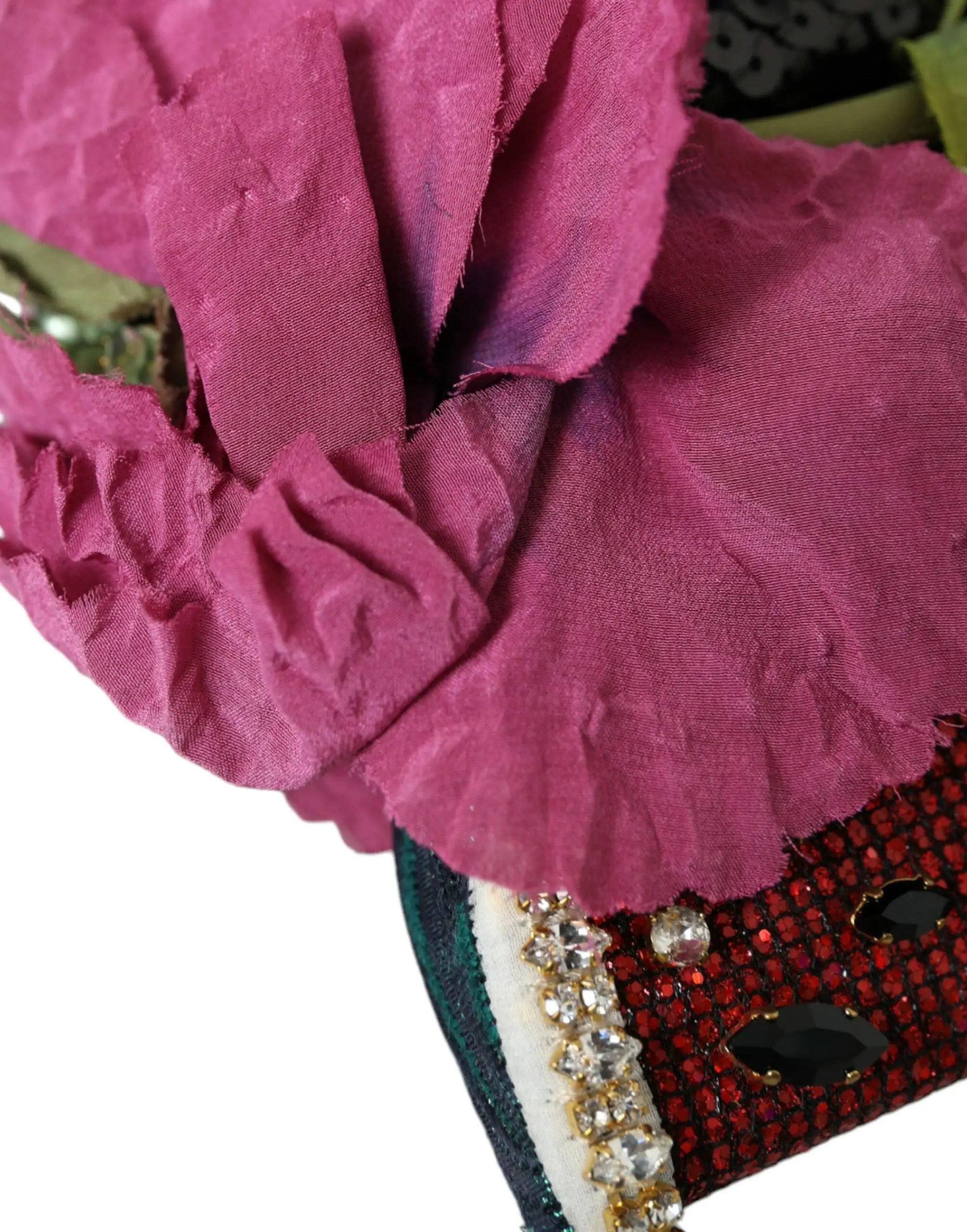 Diadème statement dolce & gabbana rouge avec fleur en tissu magenta et chaussure rouge ornée de cristaux noirs