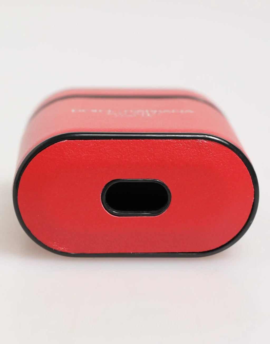Coque airpods rouge et blanche en cuir de veau dolce gabbana avec boîtier de charge rectangulaire rouge et usb-c central
