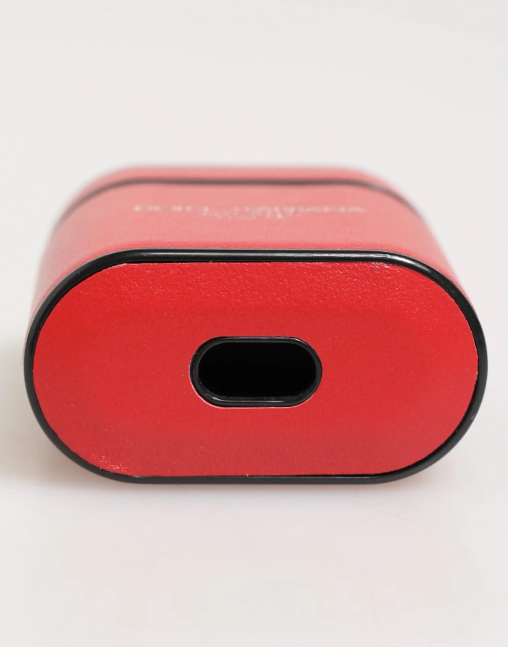 Coque airpods rouge et blanche en cuir de veau dolce gabbana avec boîtier de charge rectangulaire rouge et usb-c central