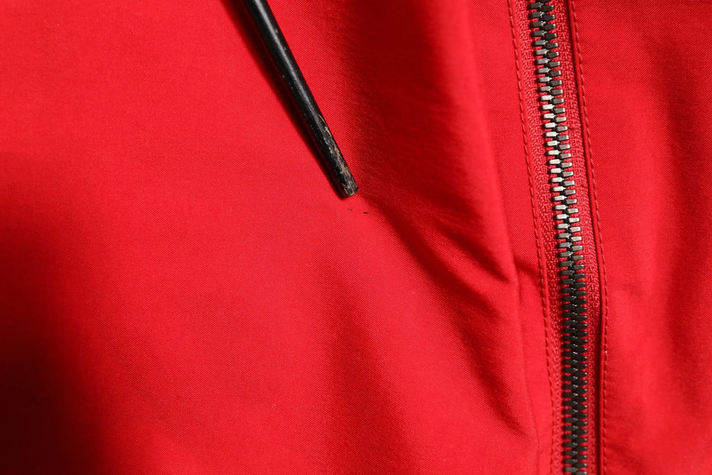 Veste coupe-vent dolce & gabbana en nylon rouge avec fermeture éclaire noire à dents métalliques sur le devant