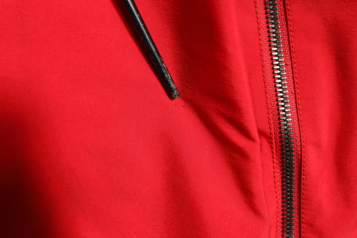 Veste coupe-vent dolce & gabbana en nylon rouge avec fermeture éclaire noire à dents métalliques sur le devant
