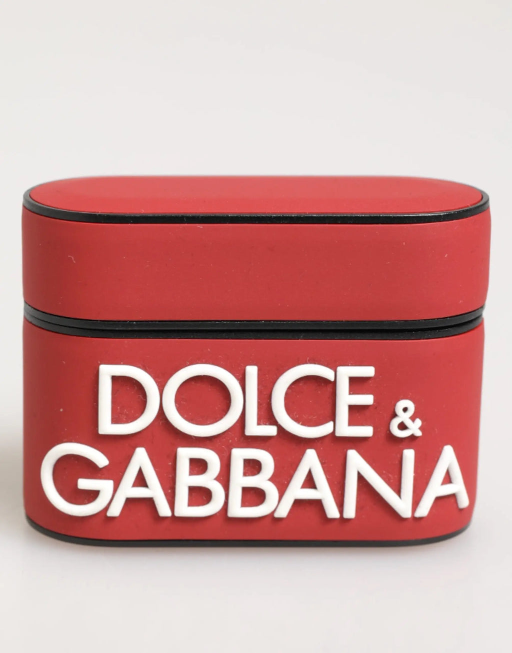 Étui pour airpods dolce & gabbana en silicone rouge avec logo blanc en relief et bordure noire