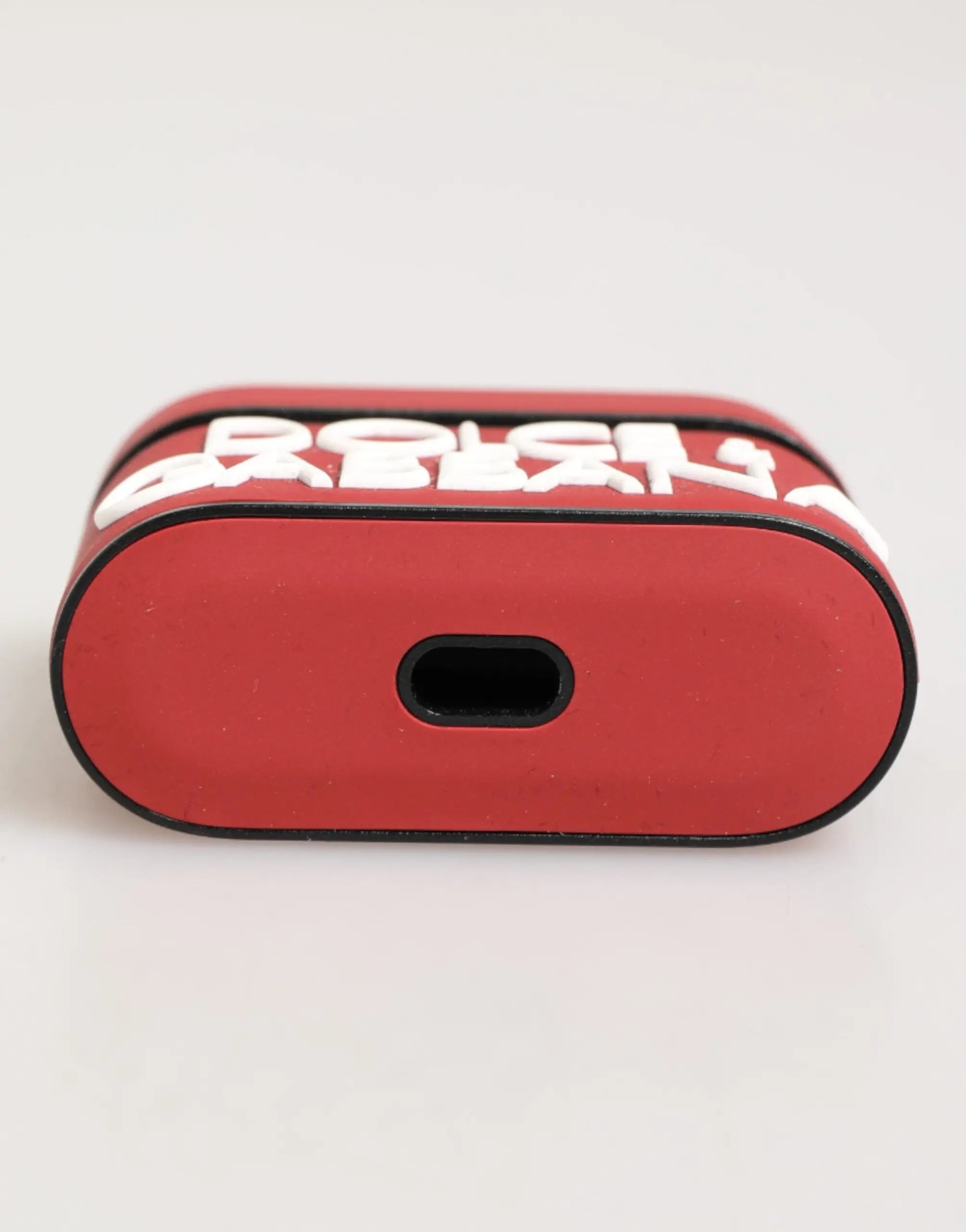 Coque airpods pro dolce & gabbana rouge en silicone avec logo blanc en relief et bordure noire