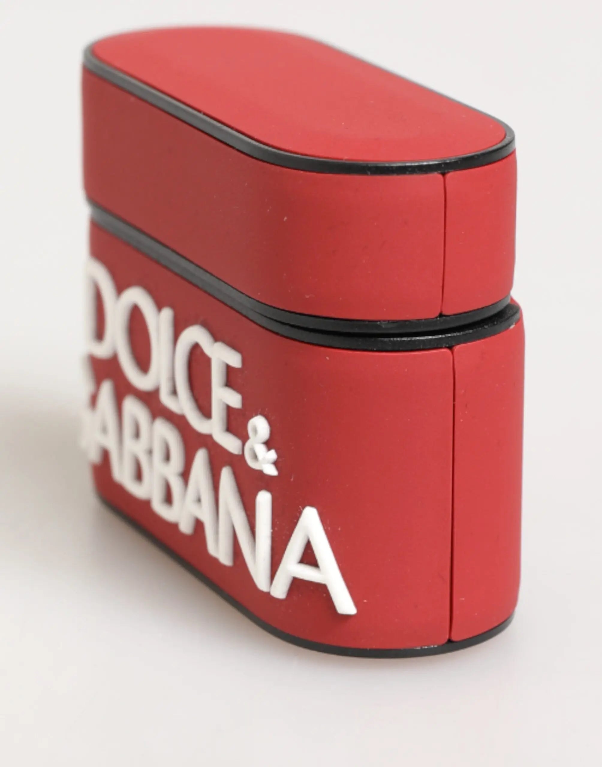 Étui airpods dolce & gabbana en silicone rouge avec bord noir et lettrage blanc embossé vue arrière