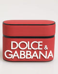 Étui pour airpods rouge dolce & gabbana en silicone avec logo embossé blanc et bordure noire visible de dos