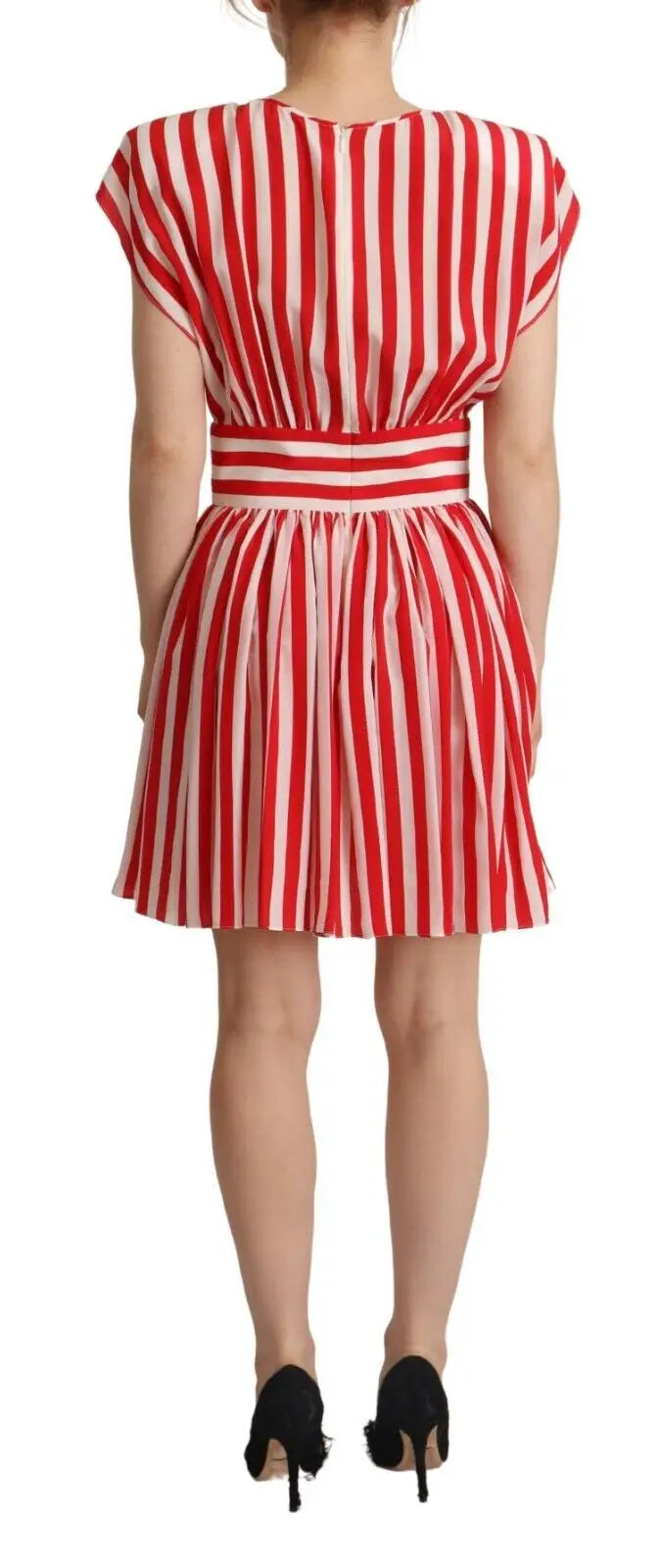 Robe mini plissée en soie dolce gabbana rouge et blanche à rayures verticales avec manches courtes et ceinture assortie