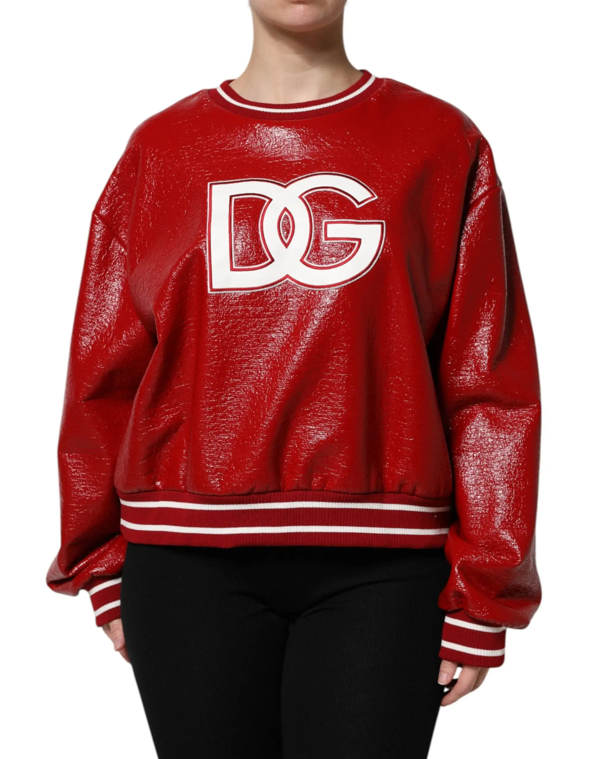 Dolce gabbana sweat rouge en simili cuir avec logo dg blanc et poignets rayés en laine