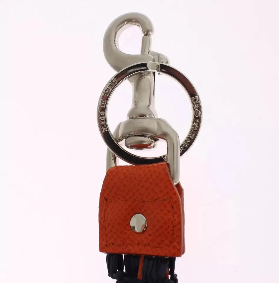 Un porte-clés dolce & gabbana en cuir orange avec un fermoir et anneau en métal argenté gravé d&g