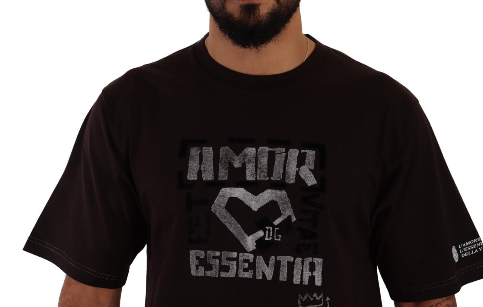 T-shirt à col ras du cou Dolce & Gabbana en coton bordeaux avec motif L-Amore, visible avec design élégant et détails colorés.
