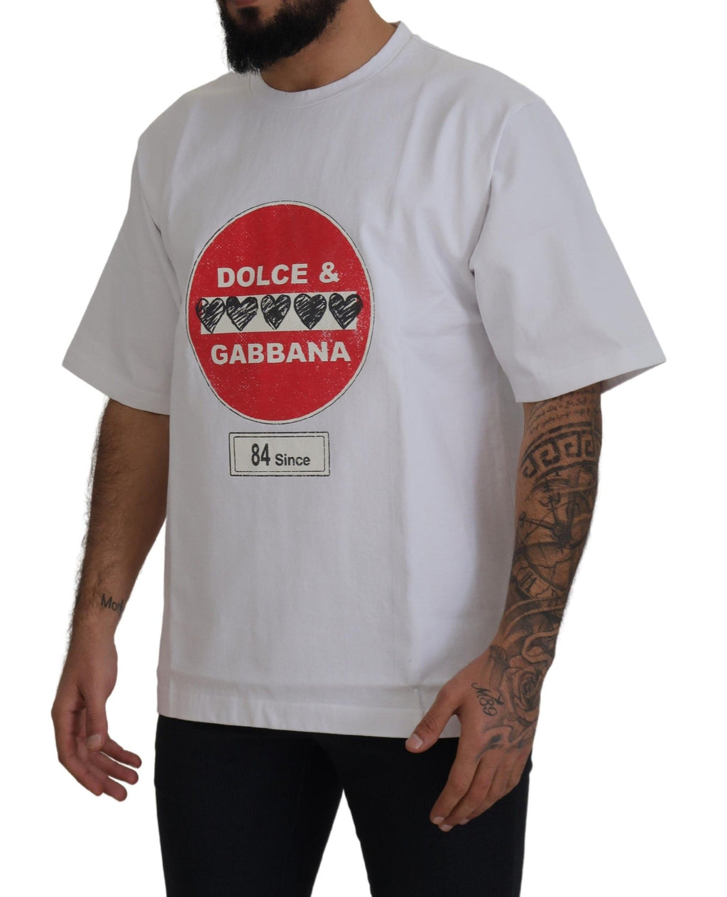T-shirt blanc en coton Dolce & Gabbana Amor Heart avec col rond, motif cœur rouge, porté sur mannequin.