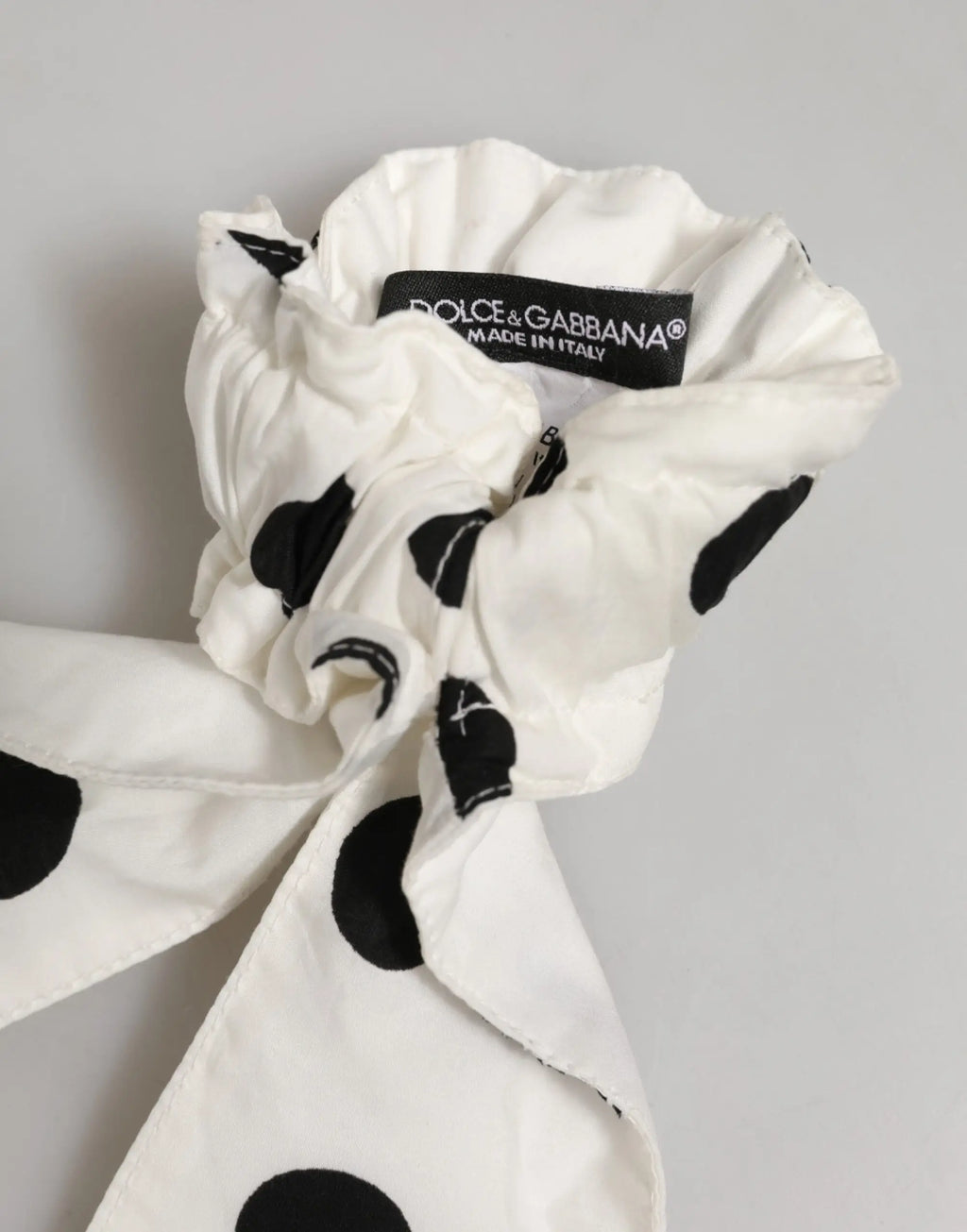 Écharpe en soie blanche à pois noirs avec bordure volantée et étiquette dolce & gabbana pour accessoire cheveux