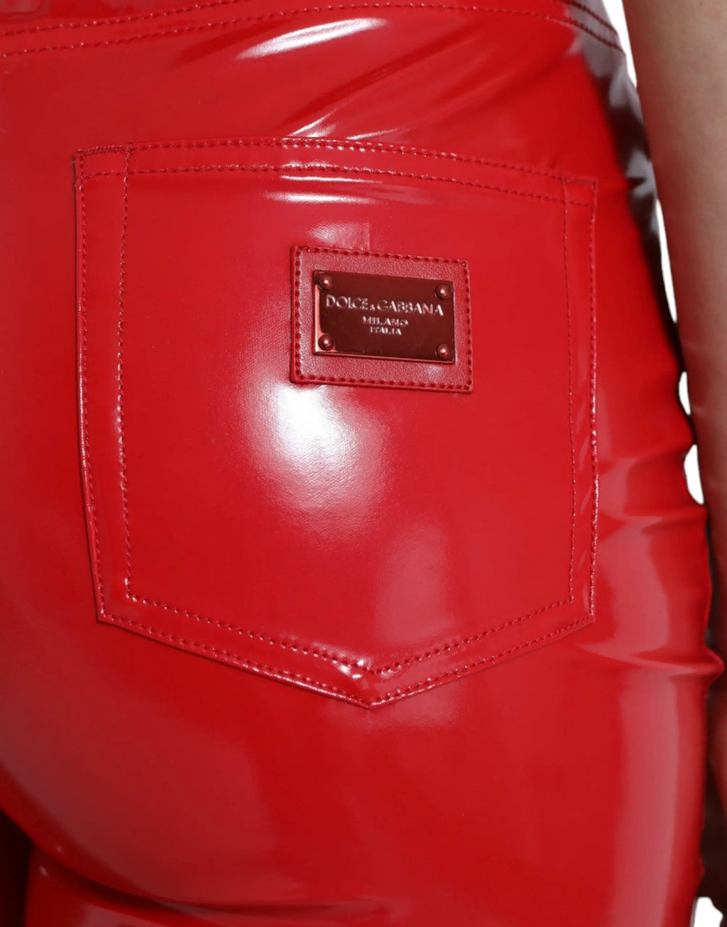 Pantalon skinny taille haute rouge brillant en cuir verni avec patch dolce gabbana sur la poche arrière vue de dos