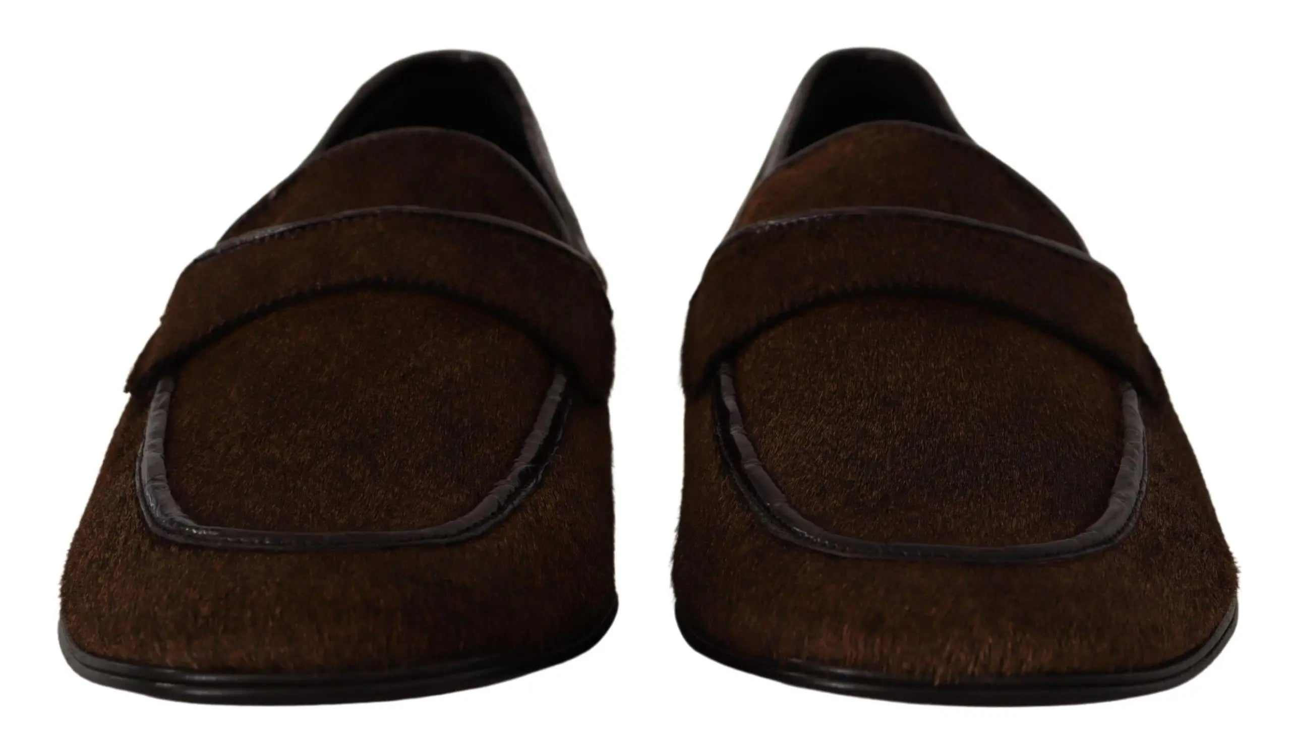 Brown suede loafer dolce & gabbana avec design classique slip-on et garniture en cuir marron foncé