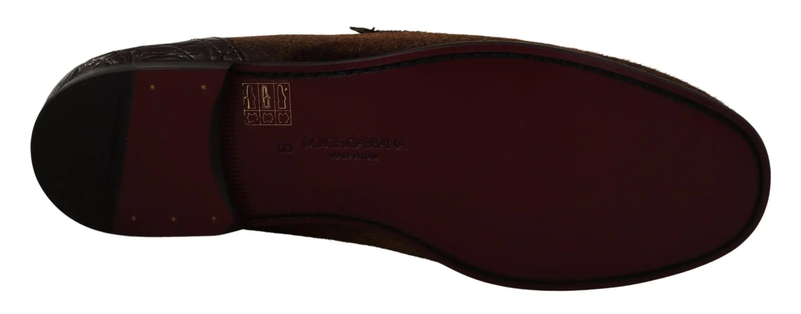 Dessous de mocassin habillé dolce & gabbana en daim marron avec semelle en caoutchouc rouge foncé et logo embossé