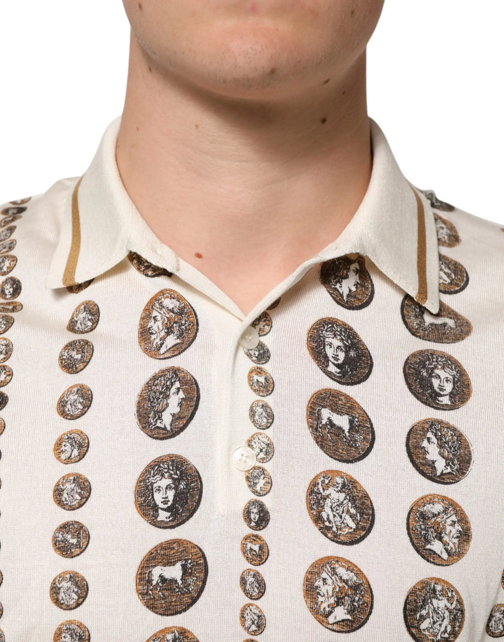 Polo homme dolce gabbana en soie ivoire avec motif vintage de pièces et col bordé or crème